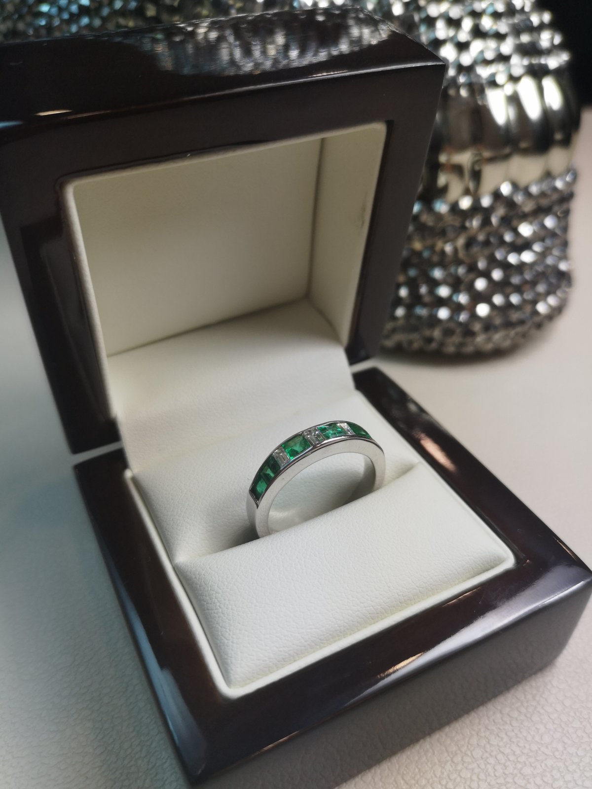 Inel Infinity Aur 18k cu Diamante si Smaralde Naturale